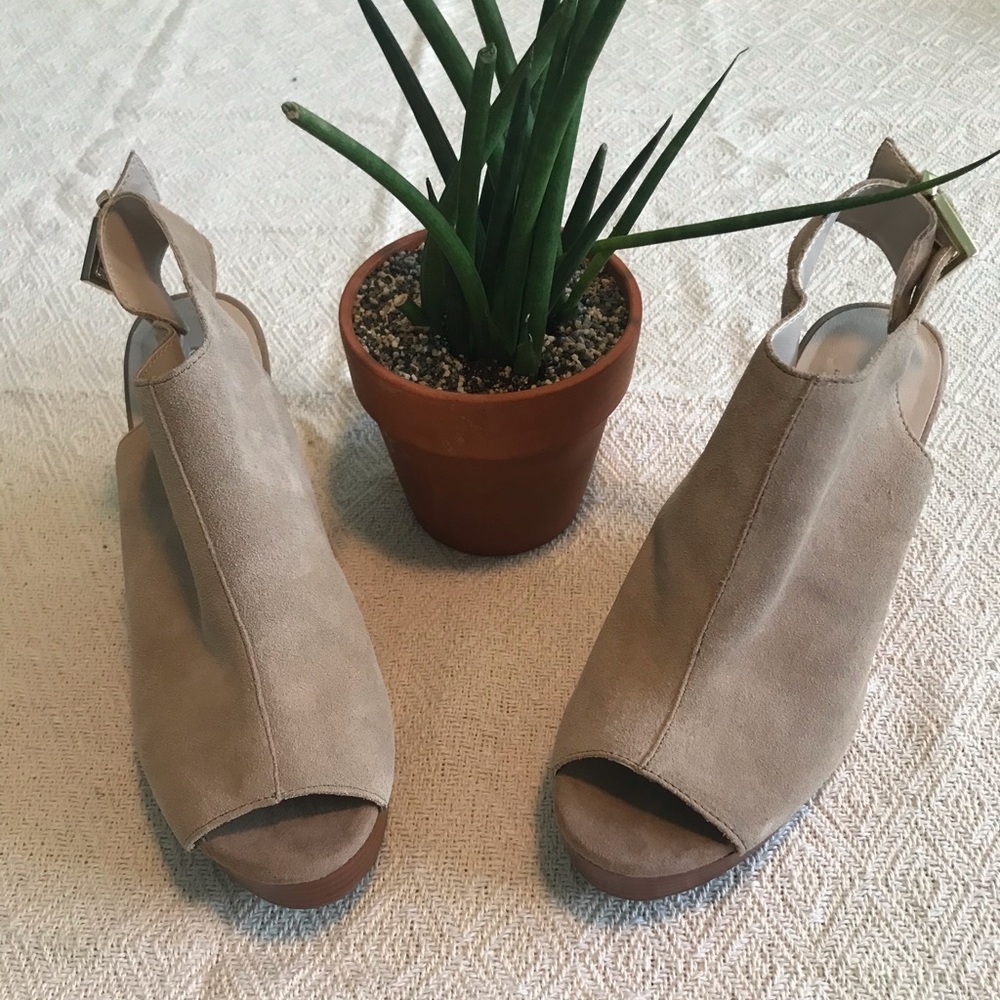 Kenneth Cole Octavia suede wedges peep toe Tan